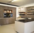 Top-Moderne L-Küche mit separater Schrankwand